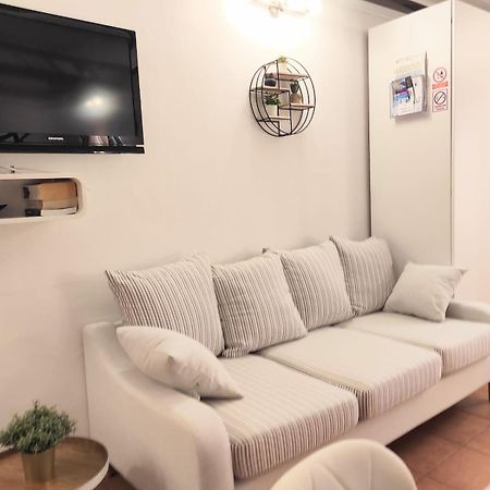 Apartments & Rooms As Vis Esterno foto