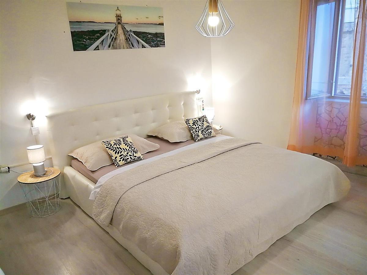 Apartments & Rooms As Vis Esterno foto