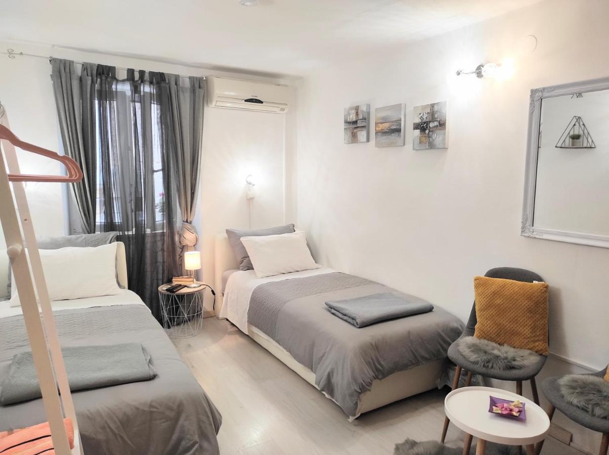 Apartments & Rooms As Vis Esterno foto